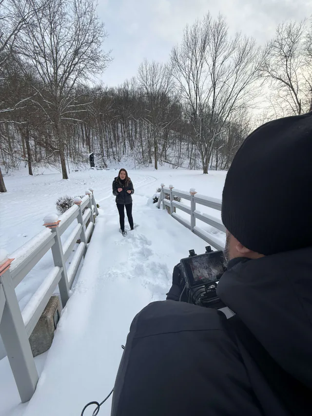 Bastidores de uma gravação de Andreza Araújo na neve