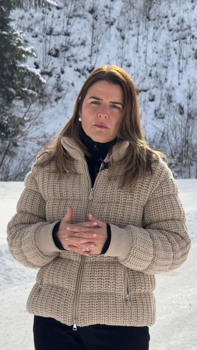 Andreza Araújo durante uma gravação na neve