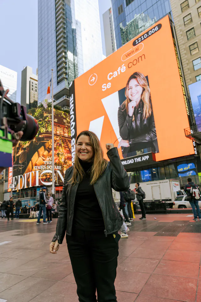 Andreza Araújo na Times Square diante de um painel de campanha