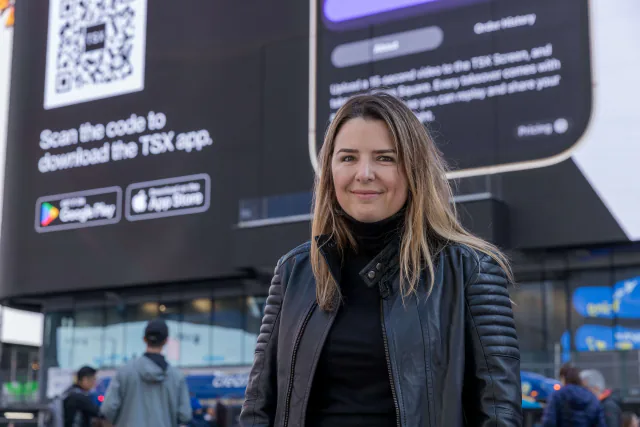 Andreza Araújo em frente a um painel digital na Times Square