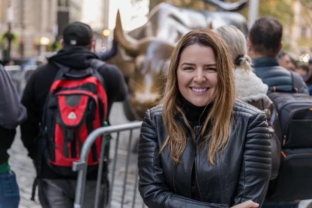 Andreza Araújo em Wall Street, em frente ao Charging Bull