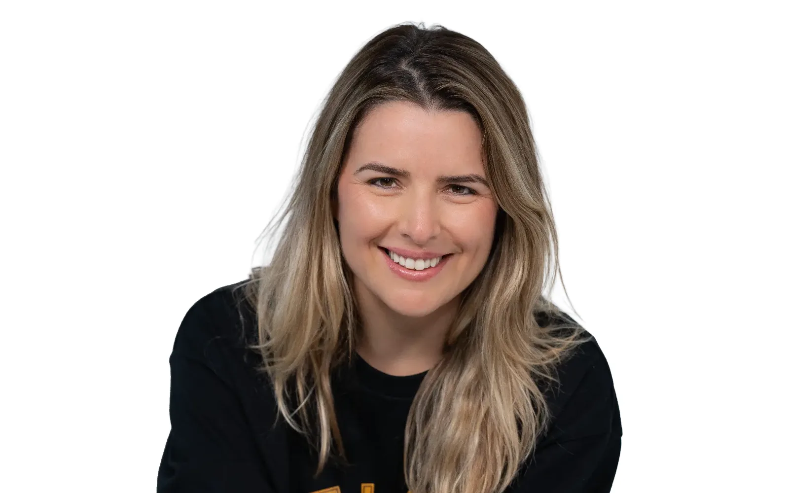 Retrato sorridente de Andreza Araújo sentada, sobre fundo branco